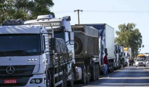 Caminhoneiros ameaçam nova greve nacional por MP do frete