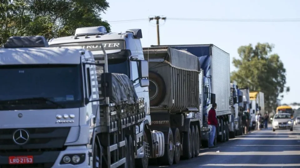 Caminhoneiros ameaçam nova greve nacional por MP do frete