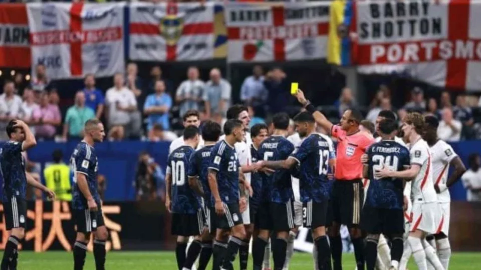 Arbitragem de Argentina x Inglaterra vira alvo na web