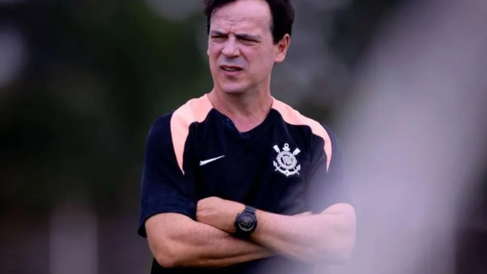 Fernando Diniz fecha elenco do Corinthians; veja quem fica e quem sai