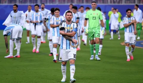 Argentina vira contra Inglaterra nos minutos finais e chega a final de um Mundial pela terceira vez seguida