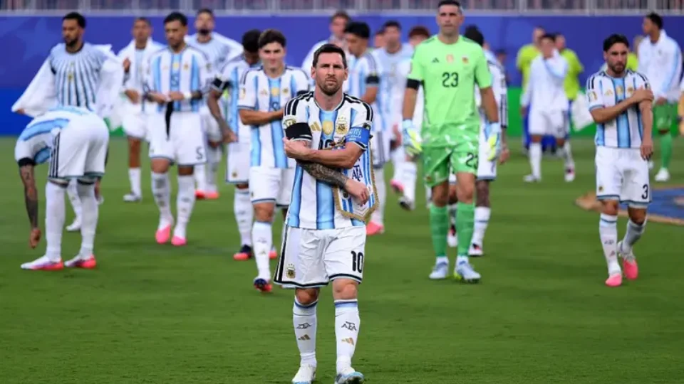 Argentina vira contra Inglaterra nos minutos finais e chega a final de um Mundial pela terceira vez seguida