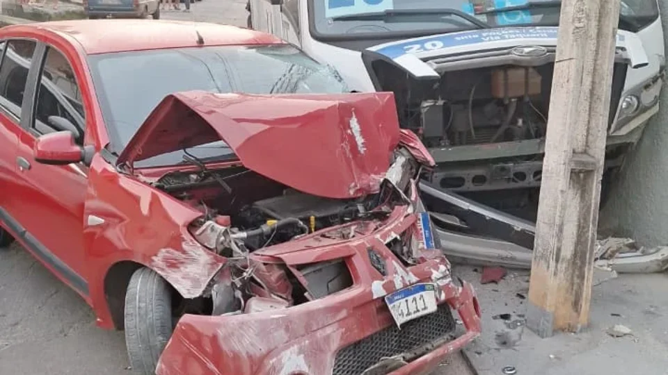 Homem com sinais de embriaguez furta micro-ônibus, provoca acidente e é preso em MG