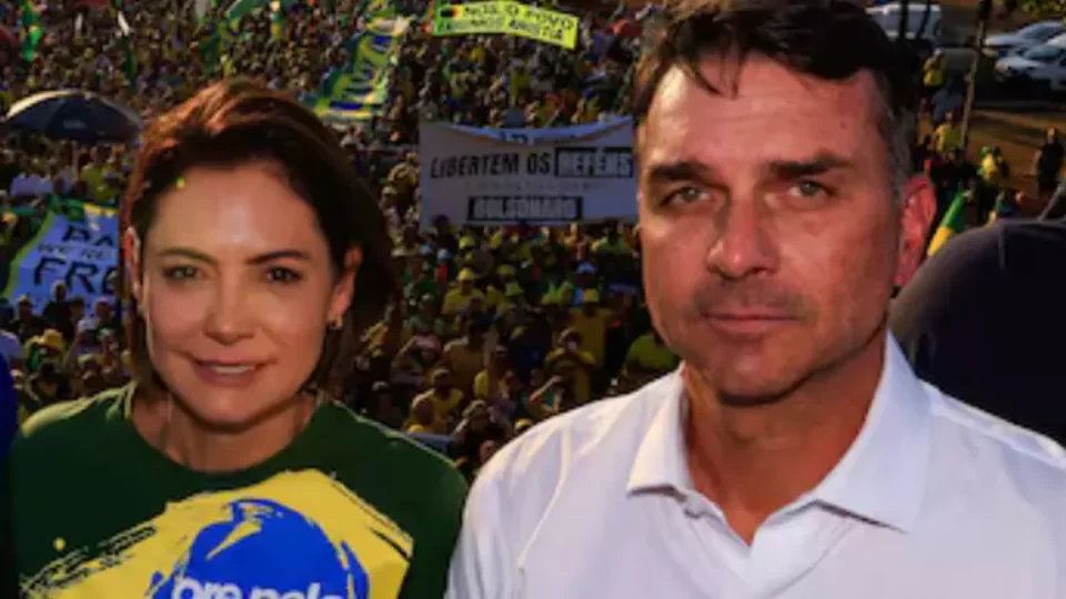 Após crise, Flávio Bolsonaro diz que aguarda “tempo dela” para Michelle entrar na campanha