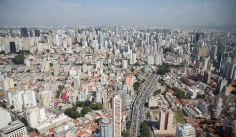 Frente fria coloca São Paulo em alerta; ventos podem chegar a 90 km/h e temporal preocupa Defesa Civil