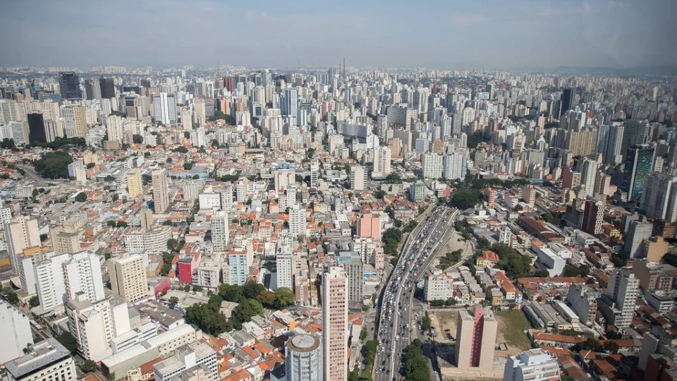 Frente fria coloca São Paulo em alerta; ventos podem chegar a 90 km/h e temporal preocupa Defesa Civil