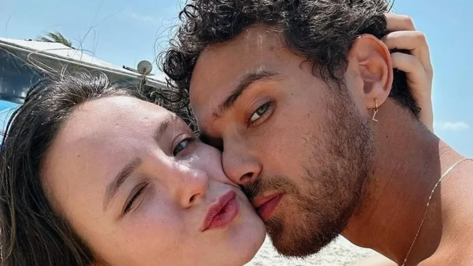 Larissa Manoela e André Luiz Frambach celebram 4 anos juntos com declarações apaixonadas