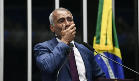Criticado por acompanhar torneio mundial nos EUA, Romário anuncia devolução do salário de senador