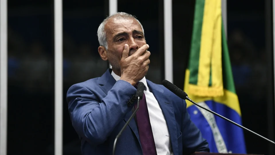 Criticado por acompanhar torneio mundial nos EUA, Romário anuncia devolução do salário de senador