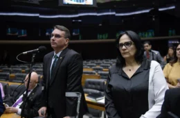 Damares ameaça deixar campanha de Flávio após ataques