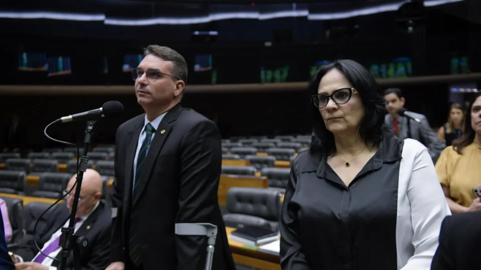 Damares ameaça deixar campanha de Flávio após ataques