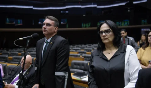 Damares ameaça deixar campanha de Flávio Bolsonaro após ataques de aliados
