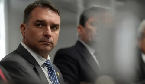Flávio Bolsonaro depõe à PF nesta terça; entenda o que está sendo investigado