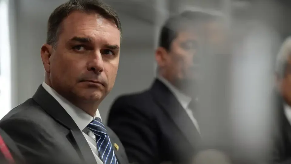 Flávio Bolsonaro depõe à PF nesta terça; entenda o que está sendo investigado