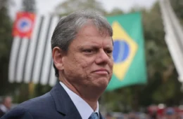 Crise nas rodovias de SP coloca Tarcísio sob pressão após alerta do TCE-SP