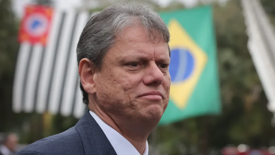 Crise nas rodovias de SP coloca Tarcísio sob pressão após alerta do TCE-SP