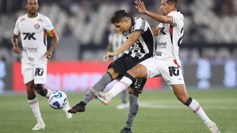 Danilo no banco do Botafogo vira peça-chave em negociação de R$ 162 milhões com o Palmeiras