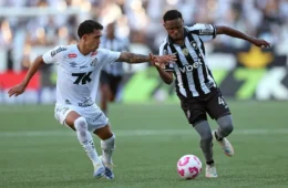 botafogo aproveita erro inacreditável, vence o santos e ganha fôlego no brasileirão