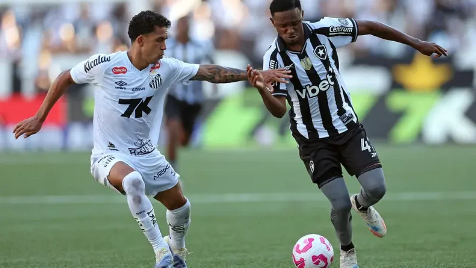 botafogo aproveita erro inacreditável, vence o santos e ganha fôlego no brasileirão