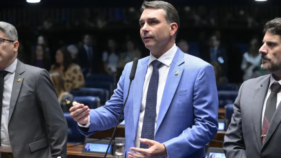 Depoimento de Flávio Bolsonaro à PF ganha data e coloca comparação entre Lula e Maduro no centro de investigação