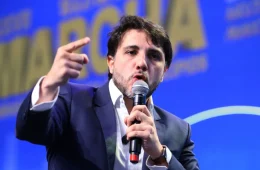 “Vassalo de Trump”, diz Renan Santos sobre Eduardo Bolsonaro