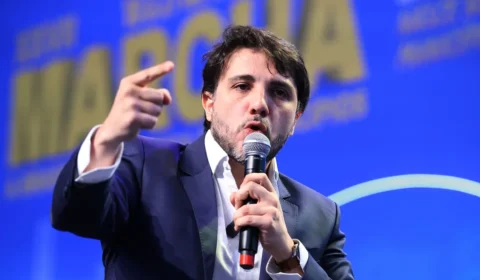“Vassalo de Trump”, diz Renan Santos sobre Eduardo Bolsonaro