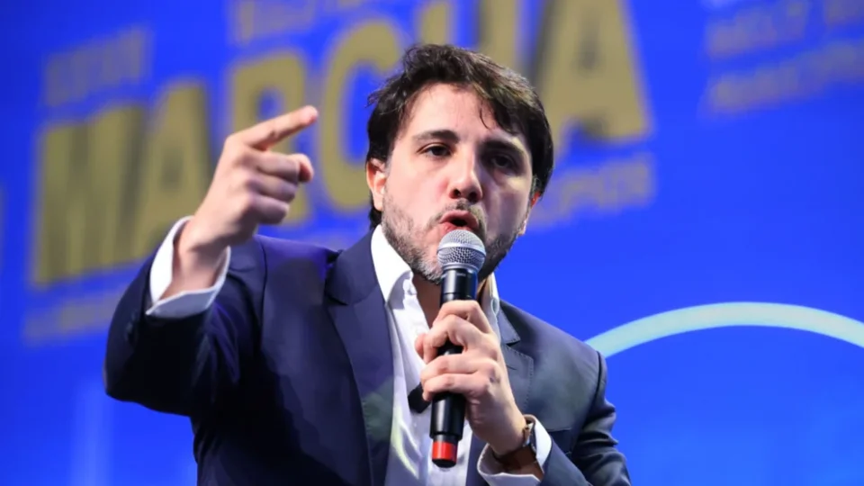 “Vassalo de Trump”, diz Renan Santos sobre Eduardo Bolsonaro