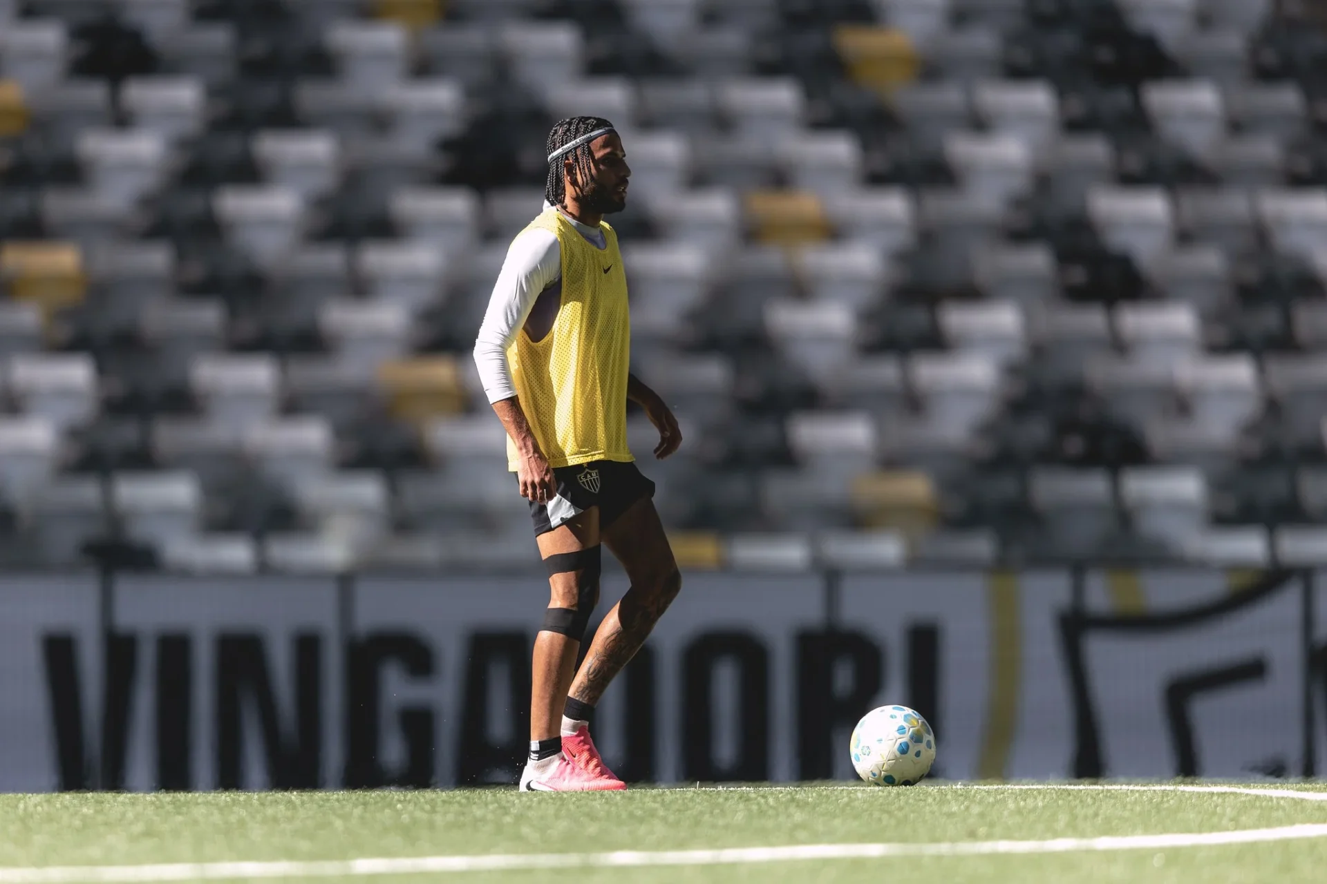 Alexsander volta ao Atlético-MG e mira vaga entre titulares