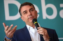 Flávio Bolsonaro volta a falar sobre urnas, e TSE rebate declarações sobre sistema eleitoral
