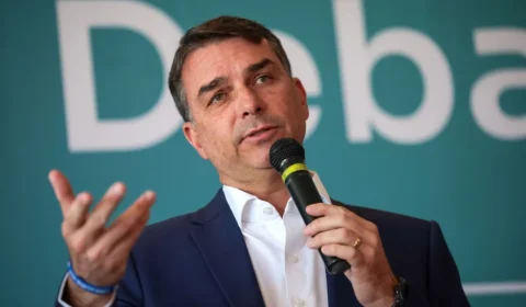 Flávio Bolsonaro volta a falar sobre urnas, e TSE rebate declarações sobre sistema eleitoral