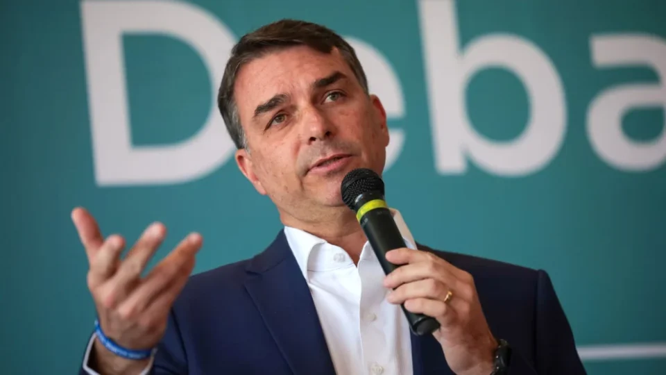 Flávio Bolsonaro volta a falar sobre urnas, e TSE rebate declarações sobre sistema eleitoral