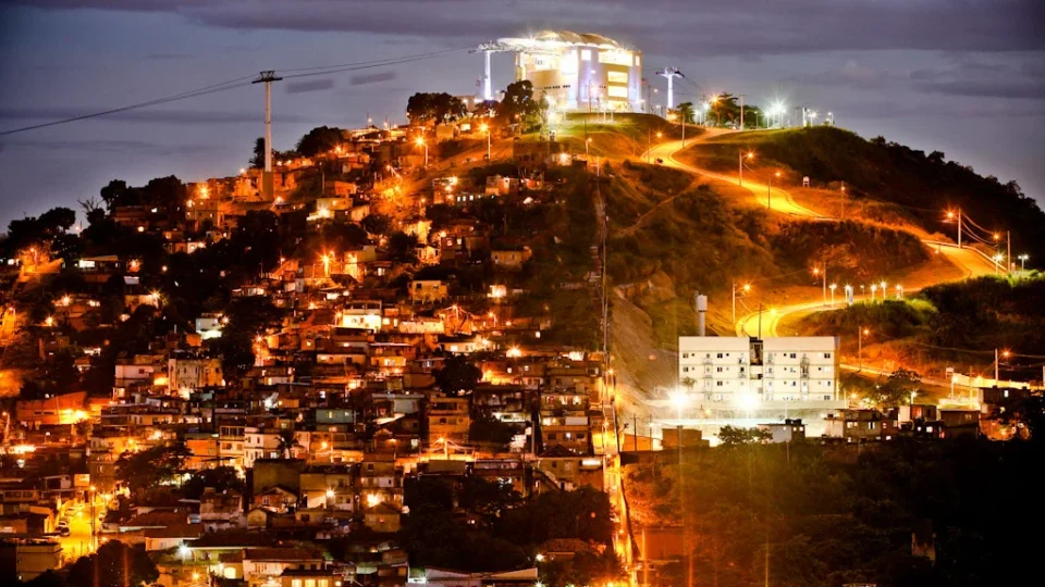 Tiroteio no Morro do Adeus deixa homem ferido no Alemão