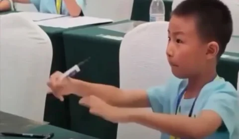 Crianças impressionam ao fazer cálculos em segundos usando “ábaco imaginário” durante competição na China