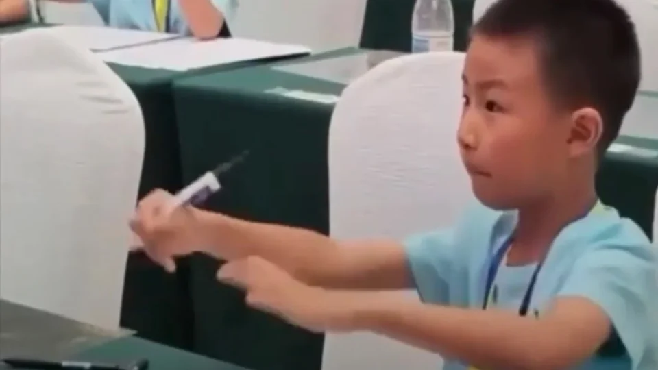 Crianças impressionam ao fazer cálculos em segundos usando “ábaco imaginário” durante competição na China