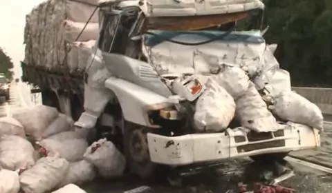 Motorista morre após colisão entre três caminhões na BR-101 e trânsito é afetado na PB