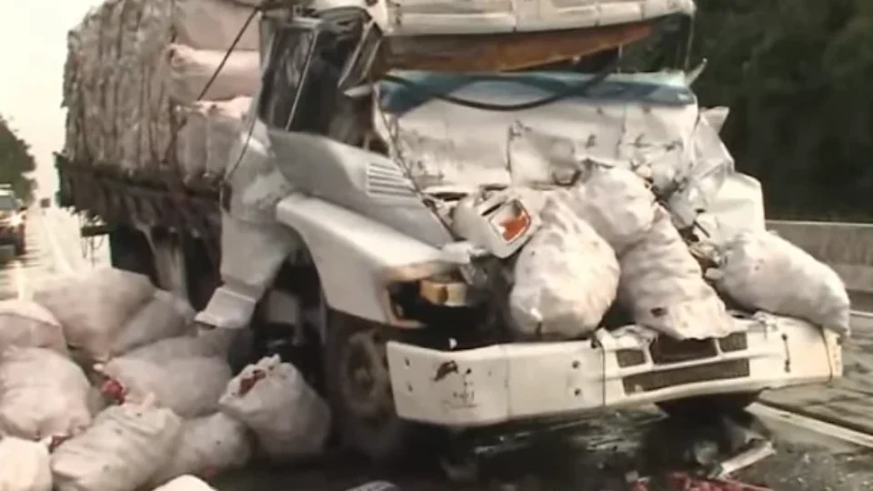 Motorista morre após colisão entre três caminhões na BR-101 e trânsito é afetado na PB