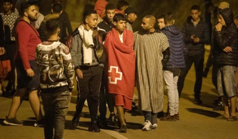 Crise migratória: imigrantes marroquinos atravessam a fronteira de Ceuta; Prefeito aciona Exército