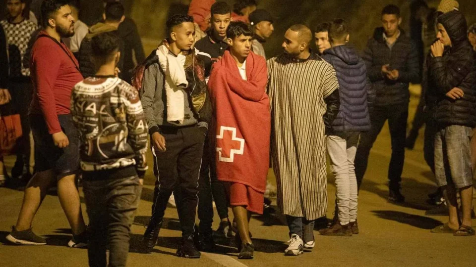 Crise migratória: imigrantes marroquinos atravessam a fronteira de Ceuta; Prefeito aciona Exército