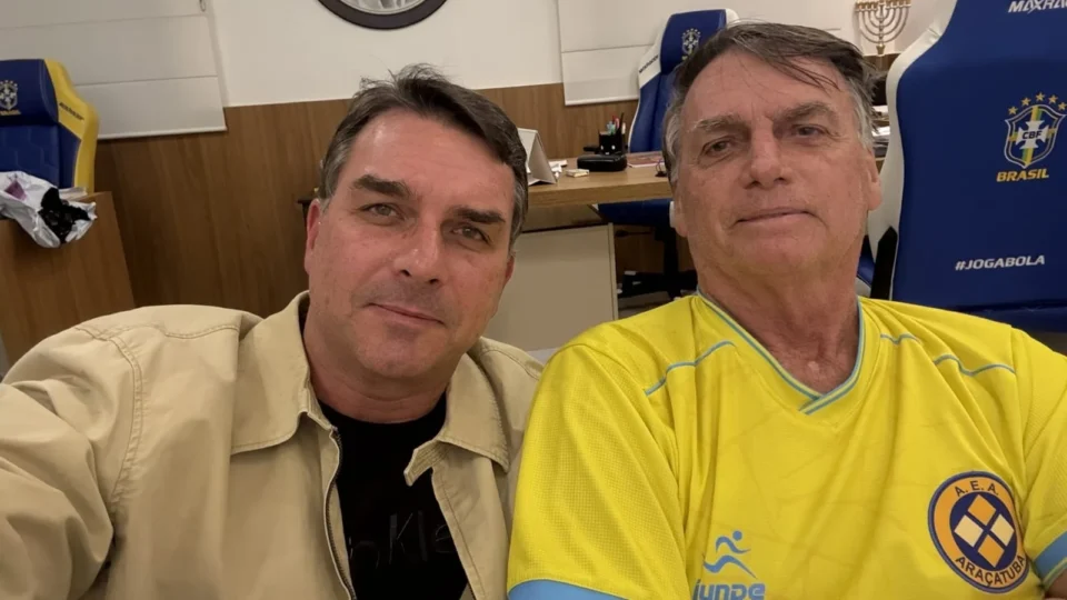 OAB pede ao STF que Flávio Bolsonaro possa visitar Jair Bolsonaro na condição de advogado