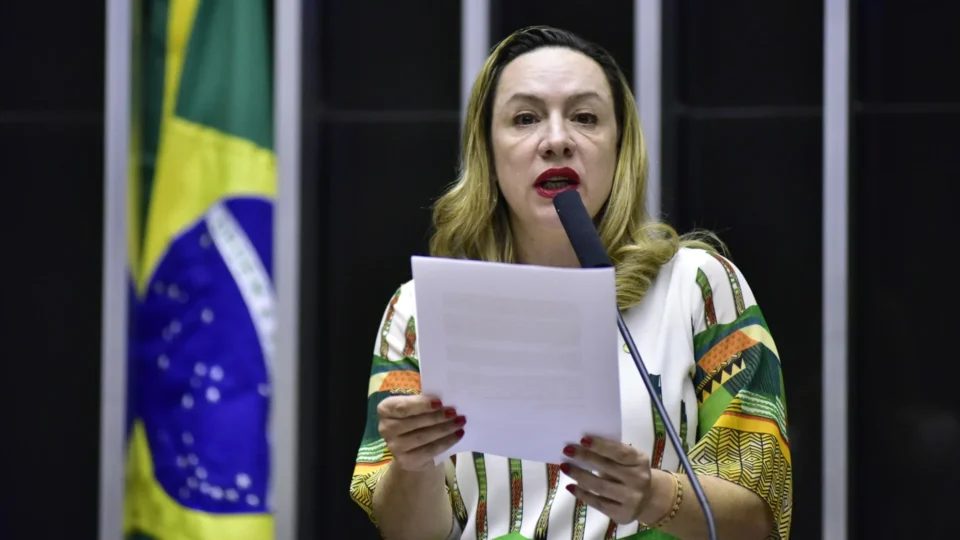 Adriana Accorsi denuncia misoginia interna e mantém disputa em GO