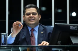 Após reunião com Lula, Alcolumbre impõe freio no Planalto e avisa: “Quem manda no ritmo é o Congresso”