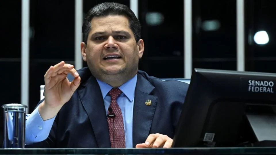 Alcolumbre defende redução da jornada sem período de transição e amplia pressão por votação da PEC