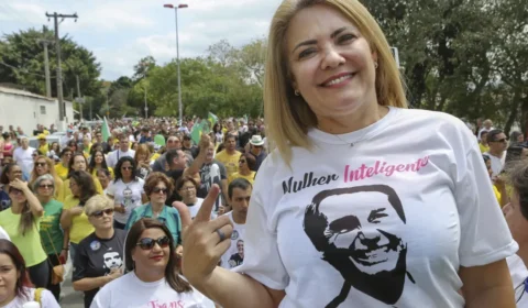 Justiça Eleitoral bloqueia contas de ex-mulher de Bolsonaro após calote em devolução de verba pública