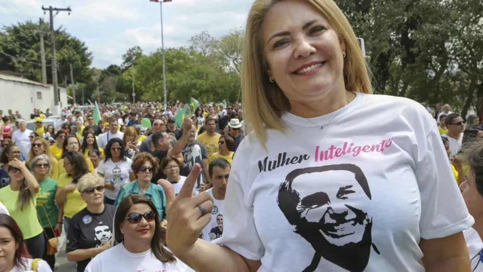 Justiça Eleitoral bloqueia contas de ex-mulher de Bolsonaro após calote em devolução de verba pública