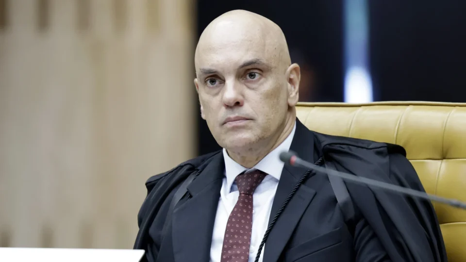 Decisão de Moraes sobre uso de IA na campanha de Flávio Bolsonaro gera tensão entre STF e TSE