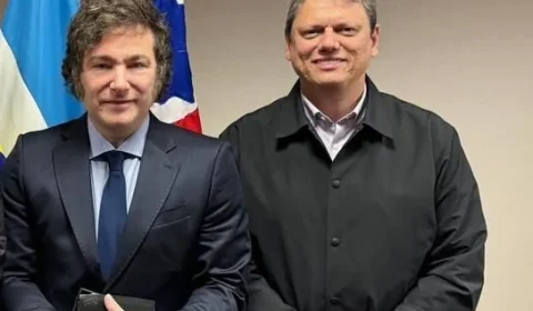 Tarcísio de Freitas concede a Milei a maior honraria de SP em meio a articulações políticas com a direita