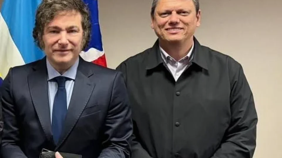 Tarcísio de Freitas concede a Milei a maior honraria de SP em meio a articulações políticas com a direita