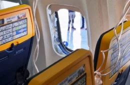 Janela se solta em voo da Ryanair e passageiro quase é sugado; Veja o vídeo.
