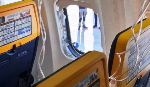 Janela se solta em voo da Ryanair e passageiro quase é sugado; Veja o vídeo.