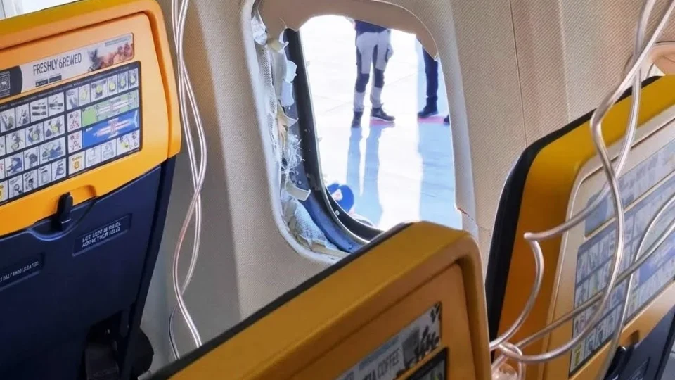 Janela se solta em voo da Ryanair e passageiro quase é sugado; Veja o vídeo.